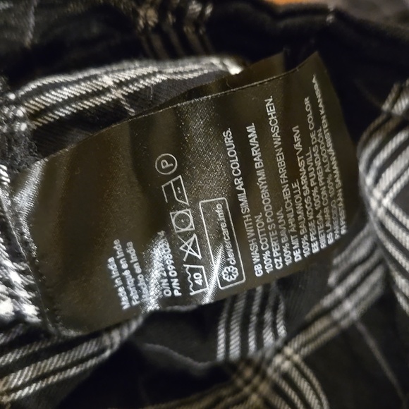 52. DIVIDED Cropped Plaid Button Front Longsleeve Black & White - Picture 3 of 3